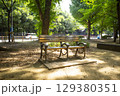 公園のベンチで休憩 129380351