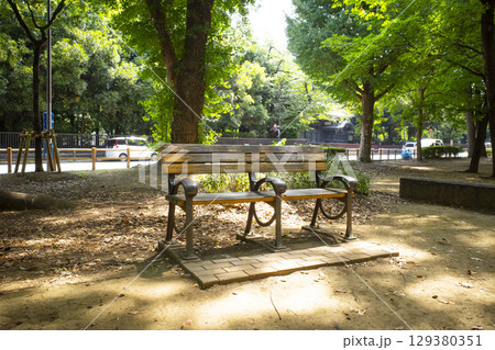 公園のベンチで休憩 公園のベンチで休憩 129380351