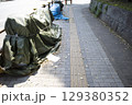 都会の道路 129380352