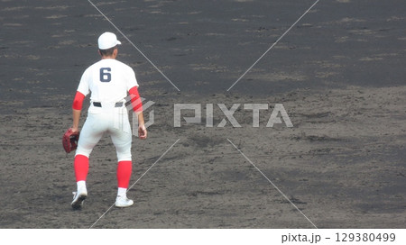 ショートを守る高校球児 129380499