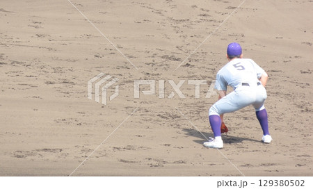 サードを守る高校球児 129380502