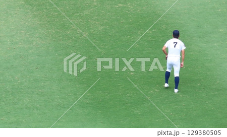 外野を守る高校球児 129380505