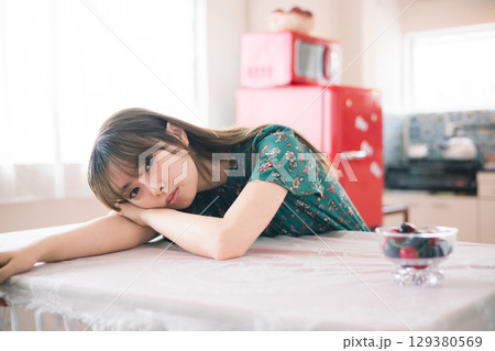 悩む女性 悩む女性 129380569