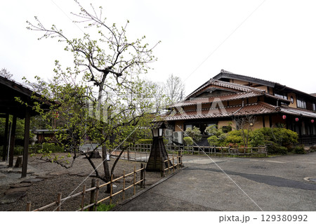 広島県 安芸高田市 神楽門前湯治村の昔懐かしい町並み 129380992