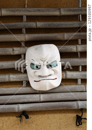 レトロな温泉施設 古民家の軒先に飾られている能面 レトロな温泉施設 古民家の軒先に飾られている能面 129380997