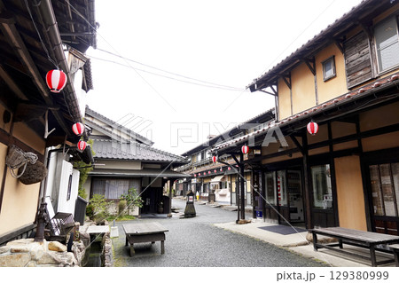 広島県 安芸高田市 神楽門前湯治村の昔懐かしい町並み 129380999