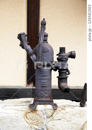 レトロな温泉施設 道路脇に設置された昔の手押しポンプ井戸 129381003