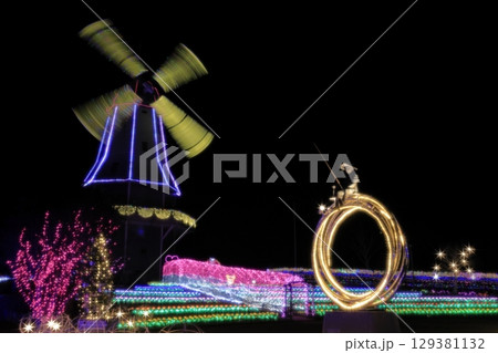 冬の夜に色鮮やかに彩られた霞ヶ浦総合公園のイルミネーション 129381132