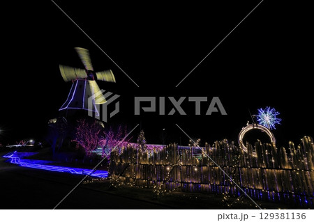 冬の夜に色鮮やかに彩られた霞ヶ浦総合公園のイルミネーション 129381136