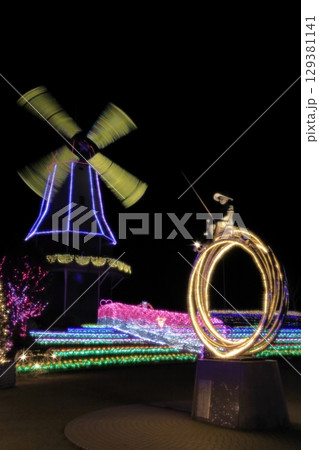 冬の夜に色鮮やかに彩られた霞ヶ浦総合公園のイルミネーション 129381141