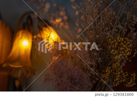 アンティークなライトに照らされたドライフラワー 129381800