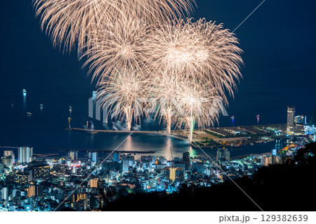【静岡県】熱海100万ドルの夜景と海上花火　夏花火 129382639