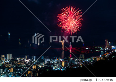 【静岡県】熱海100万ドルの夜景と海上花火　夏花火 129382640