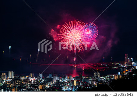 【静岡県】熱海100万ドルの夜景と海上花火　夏花火 129382642