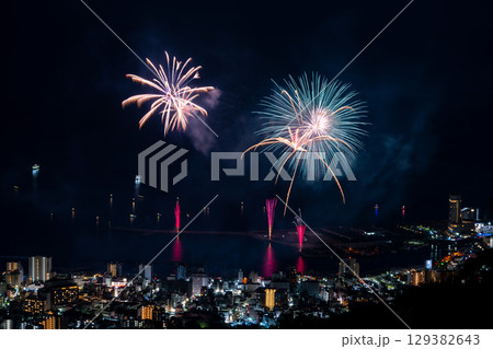 【静岡県】熱海100万ドルの夜景と海上花火　夏花火 129382643