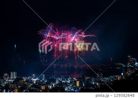 【静岡県】熱海100万ドルの夜景と海上花火　夏花火 129382648
