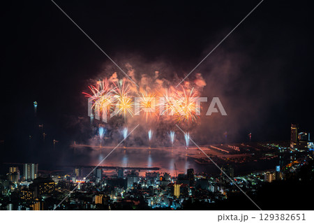 【静岡県】熱海100万ドルの夜景と海上花火　夏花火 129382651