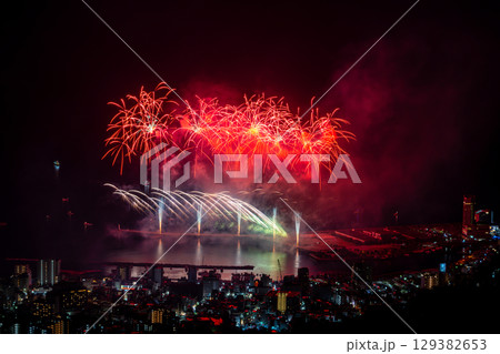 【静岡県】熱海100万ドルの夜景と海上花火　夏花火 129382653