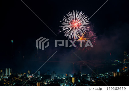 【静岡県】熱海100万ドルの夜景と海上花火　夏花火 129382659