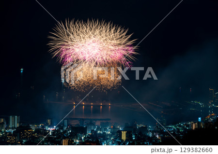【静岡県】熱海100万ドルの夜景と海上花火　夏花火 129382660