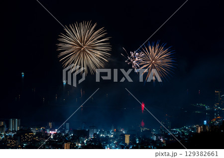 【静岡県】熱海100万ドルの夜景と海上花火　夏花火 129382661