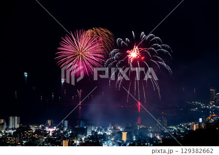 【静岡県】熱海100万ドルの夜景と海上花火　夏花火 129382662