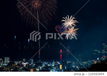 【静岡県】熱海100万ドルの夜景と海上花火　夏花火 129382664