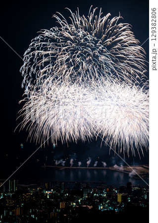 【静岡県】熱海100万ドルの夜景と海上花火　ラスト 129382806