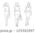後ろ姿の女性3人 129382897