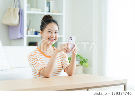 スマホを使う若い女性 129384746