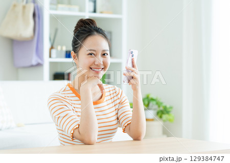 スマホを使う若い女性 129384747