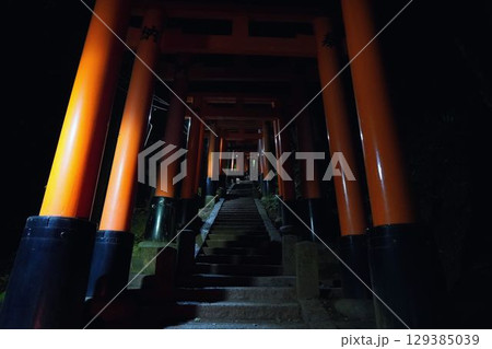 誰もいない深夜の伏見稲荷 129385039