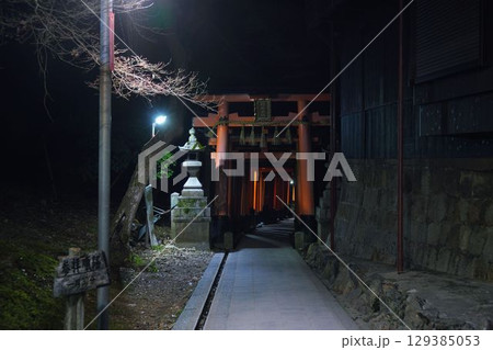 誰もいない深夜の伏見稲荷 129385053