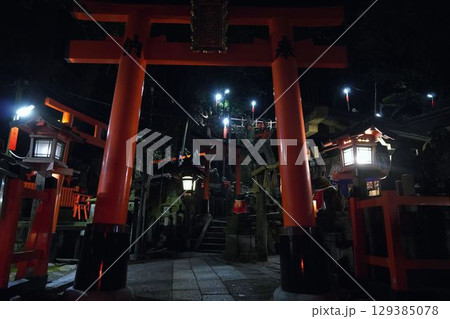 誰もいない深夜の伏見稲荷 129385078