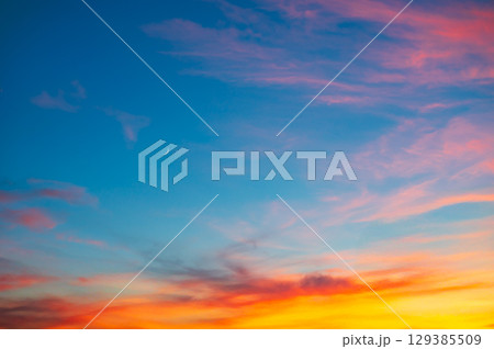 鮮やかな夕焼け空と三日月 129385509