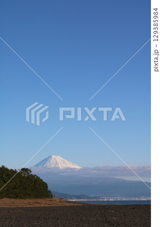 日本の象徴 富士山を望む三保の松原の風景 129385984