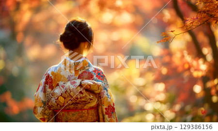秋の紅葉と着物を着た女性 129386156