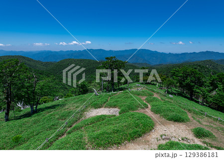 大台ヶ原日出ヶ岳山頂より望む大峰山脈 129386181
