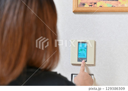 発電量を見る女性　太陽光発電　ソーラー発電　　 129386309