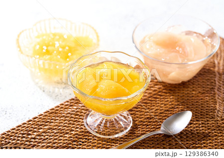 3種のフルーツゼリー　黄桃　白桃　夏みかん 129386340