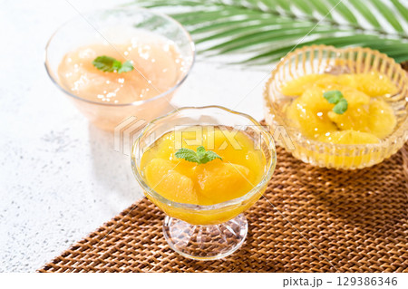 3種のフルーツゼリー　黄桃　白桃　夏みかん 129386346