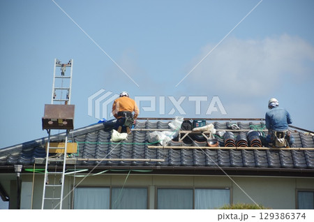 棟瓦の組み換え修理の様子 129386374