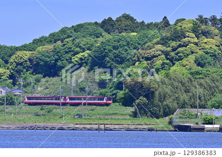 新緑を背景に走る鹿島臨海鉄道6000形気動車 129386383