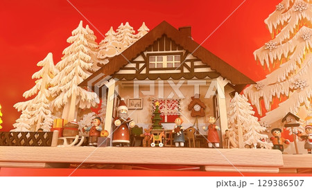 クリスマスの伝統的な飾り クリスマスの伝統的な飾り 129386507