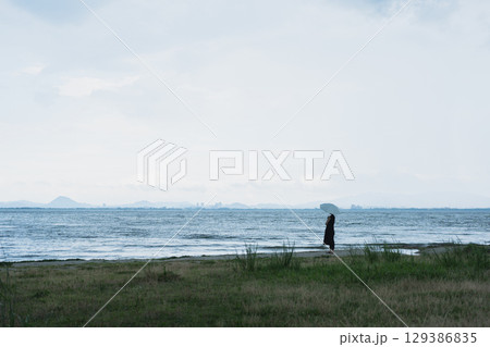 夏の琵琶湖畔人物 129386835