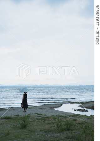 夏の琵琶湖畔人物 129386836