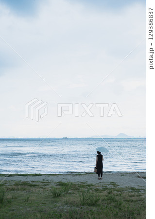 夏の琵琶湖畔人物 129386837