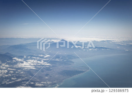 飛行機から見た富士山 129386975