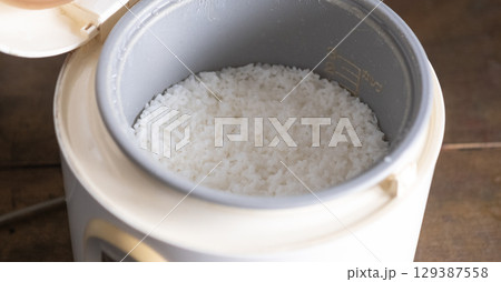 炊飯器で炊いた白米 (写真素材) 炊飯器で炊いた白米 (写真素材) 129387558