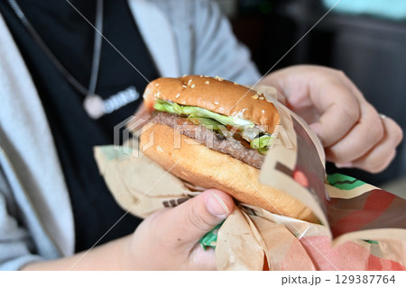 ソウルフードのハンバーガーを食べる (キャンピングカーの車内より) ソウルフードのハンバーガーを食べる (キャンピングカーの車内より) 129387764